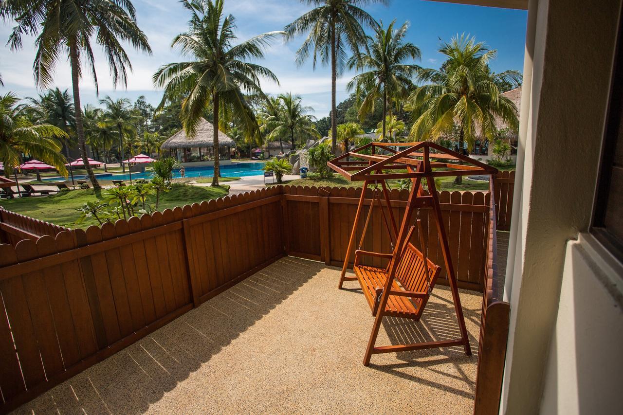Sand & Sandals Desaru Beach Resort & Spa Exterior foto A view of the pool from a guest room