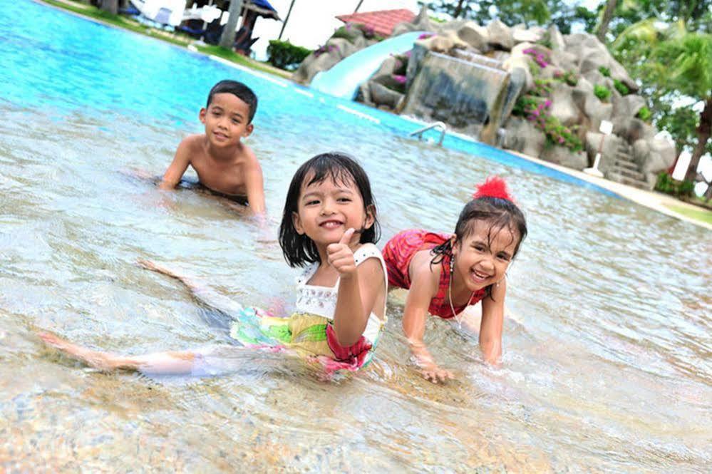 Sand & Sandals Desaru Beach Resort & Spa Exterior foto Children playing at a water park